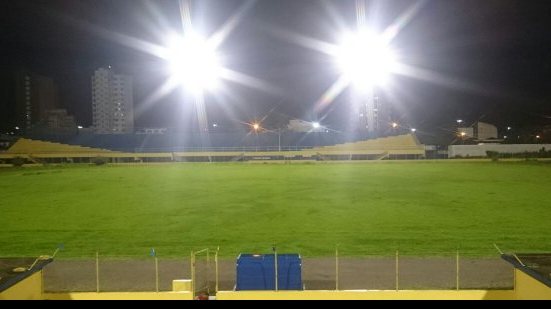 Imagem Estádio de Ilhéus testa iluminação para receber jogos do Baianão 2015