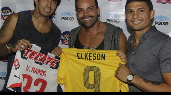 Imagem Ex-jogadores do Vitória curtem ensaio do Harém ao lado de belas mulheres