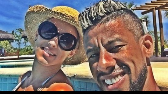 Imagem Em Imbassaí, lateral do Flamengo curte férias e se declara para mulher 