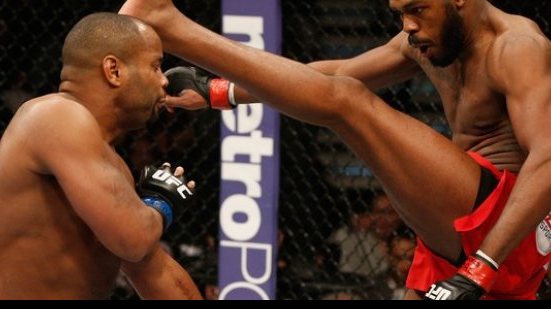 Imagem Jon Jones domina Cormier e mantém cinturão dos meio-pesados no UFC