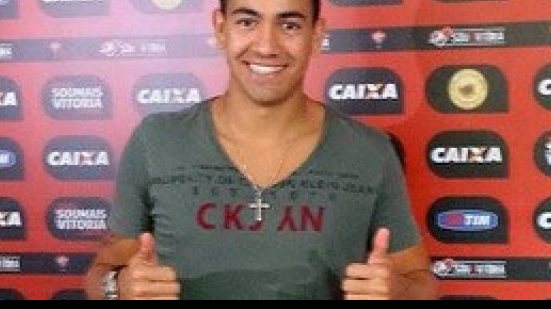 Imagem  Zagueiro é apresentado no Barradão e declara: “Zagueiro precisa saber jogar”
