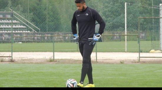 Imagem Ex-goleiro do Vitória tenta salvar seu novo clube de rebaixamento