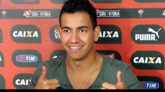 Imagem Zagueiro recém-contratado sofre trauma e fica fora de treinamento no Vitória