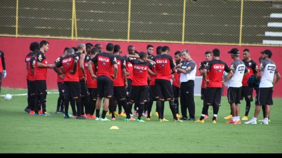 Imagem Ricardo Drubsky comanda treino tático sob chuva no Barradão