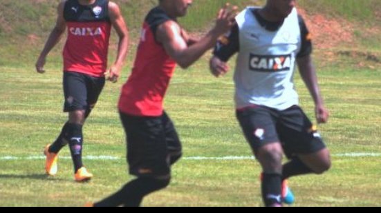 Imagem Com presença de zagueiro Saimon, Vitória treina no Barradão