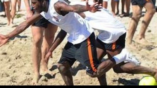 Imagem Shakhtar treina em praia do Rio e treinador avisa que vai punir brasileiros atra