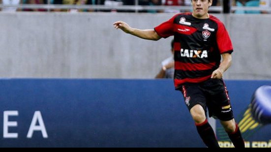 Imagem Após deixar o Vitória, Cáceres está perto de acerto com o Coritiba