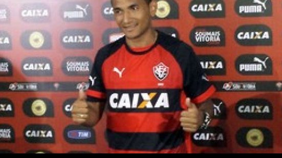 Imagem  Com dois gols de Rogério, Vitória ganha do Jacuipense de virada