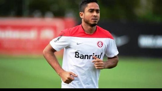 Imagem Vitória teria interesse em atacante afastado do Internacional
