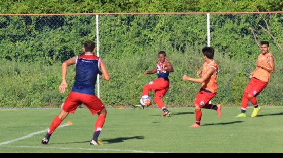 Imagem Com três baixas, Bahia treina com bola no Fazendão