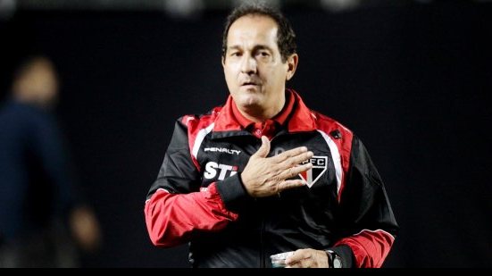 Imagem Muricy Ramalho deixa hospital após passar final de semana internado