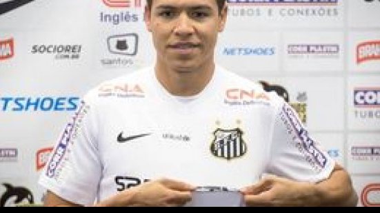 Imagem Ex-Bahia é apresentado no Santos com rótulo de craque