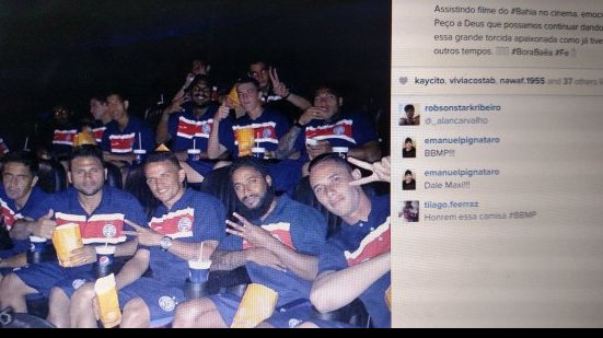 Imagem  Jogadores do Bahia assistem filme que fala da história do clube