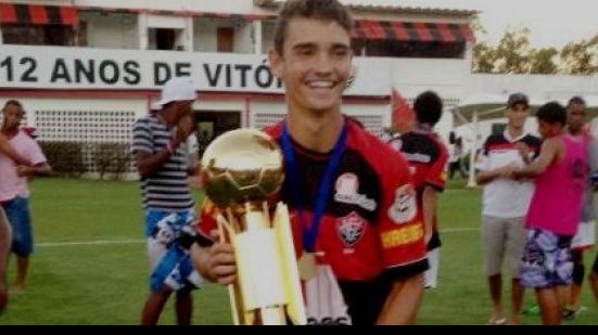Imagem Vitória renova contrato com promessa da base