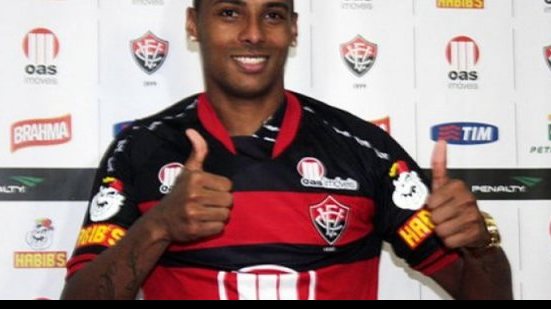 Imagem Vitória oficializa retorno do atacante Elton