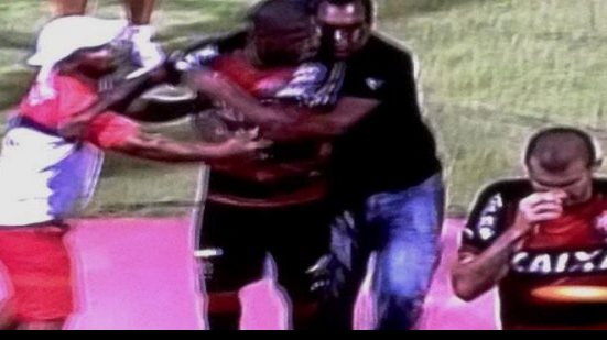 Imagem Provocado por rival, volante do Vitória precisou ser contido após empate