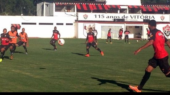 Imagem Vitória treina e ganha um problema para duelo com o Serrano