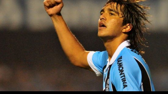 Imagem Ex-Vitória admite possibilidade de deixar o Grêmio