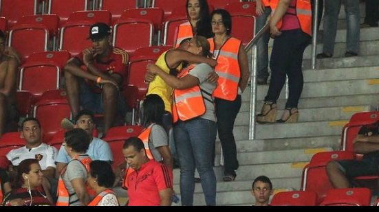 Imagem Mães surpreendem torcedores e fazem segurança na Arena Pernambuco
