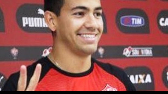 Imagem Elogiado pelo treinador, zagueiro do Vitória revela felicidade por vaga no time 