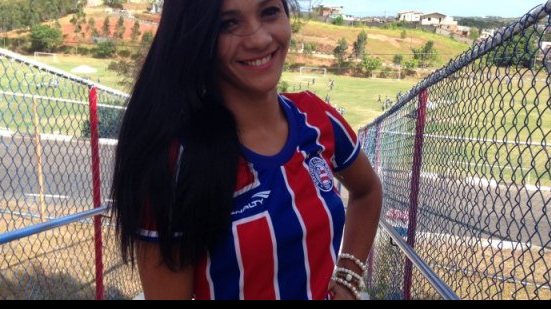 Imagem Após polêmica, nova musa do Bahia é enfaixada. Veja fotos da gata tricolor