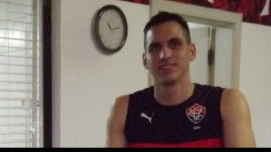 Imagem Após cirurgia, goleiro do Vitória inicia fase de reabilitação em campo 