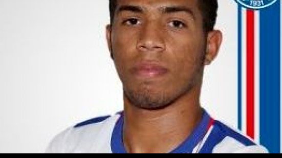 Imagem Aposta na lateral esquerda, Carlos renova até o fim do ano com o Bahia