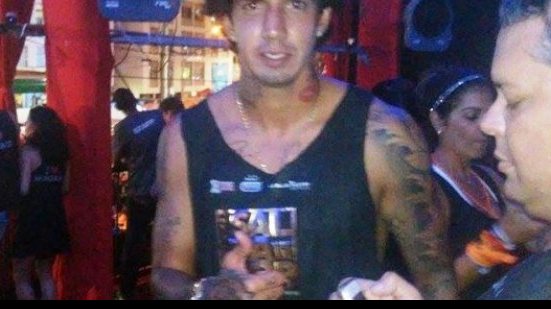 Imagem Ex-jogador do Vitória, Victor Ramos curte Carnaval de Salvador