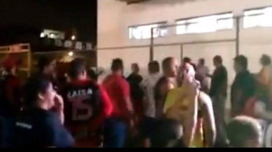 Imagem Mesmo com o triunfo, torcedores do Vitória protestam pela saída de Falcão