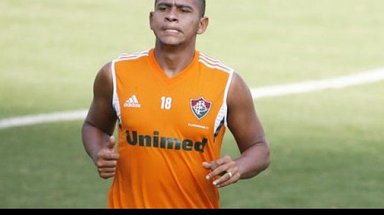 Imagem Clima esquenta no treino do Fluminense e Walter dá voadora em goleiro reserva
