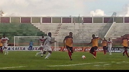 Imagem Com dois gols de Charles, Catuense derrota o Serrano de virada