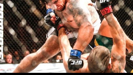 Imagem Pezão decepciona e é nocauteado por Frank Mir em Porto Alegre
