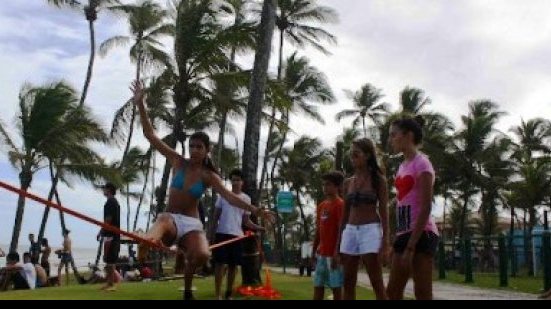 Imagem Projeto social leva Slackline para praia de Stella Maris