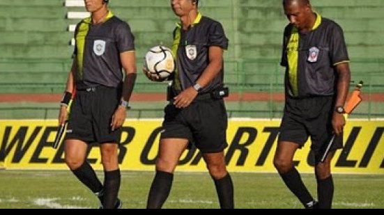 Imagem Árbitro do quadro da CBF apita partida entre Galícia e Vitória