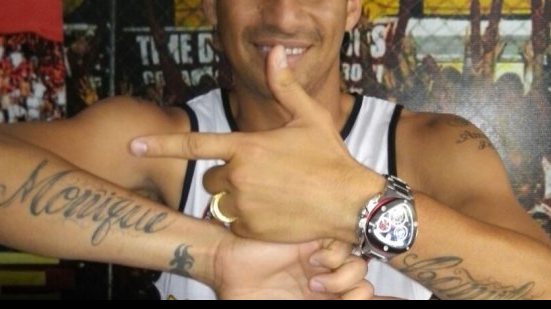 Imagem Em seca de gols, Neto Baiano participa de lançamento de uniformes de torcida