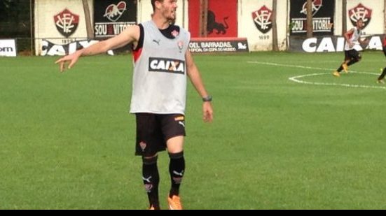 Imagem Luiz Gustavo assina contrato com o Vitória