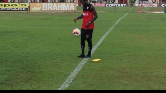 Imagem Com Rhayner e Escudero, Vitória está relacionado para o clássico