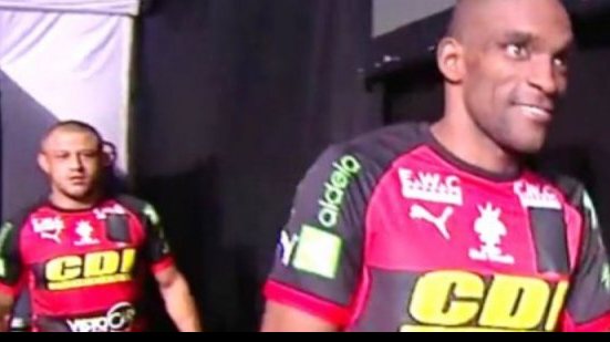 Imagem Bidu revela motivo pelo qual entrou no UFC com escudo do Vitória encoberto