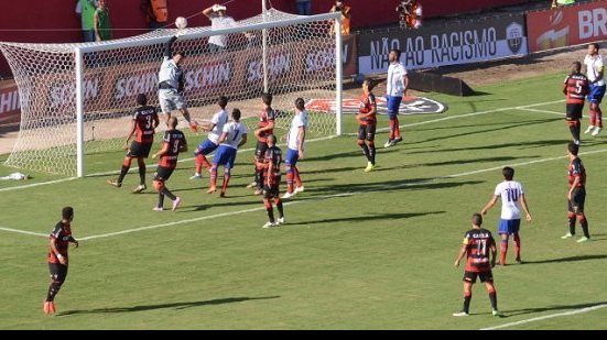 Imagem Com um a menos, Bahia arranca empate do Vitória no Barradão