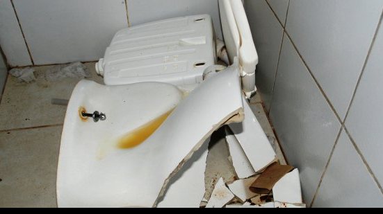 Imagem Vitória denuncia vandalismo da Bamor em banheiro do Barradão
