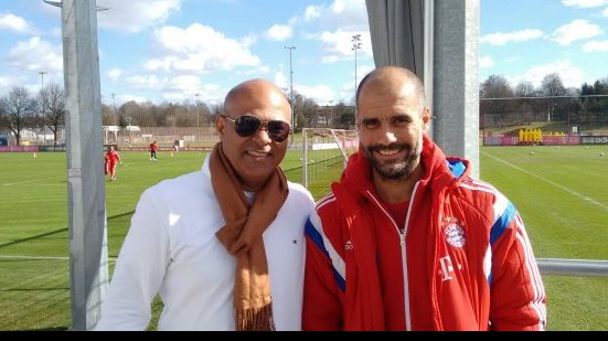 Imagem Charles troca experiência com Guardiola e presenteia goleiro da Alemanha