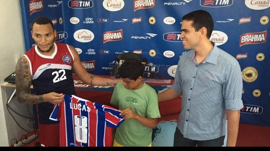 Imagem Garoto Lucas visita o Fazendão, ganha título de sócio e chance de fazer teste