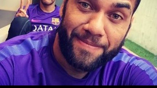 Imagem Incomodada, empresária de Daniel Alves diz que lateral está perto de outro clube