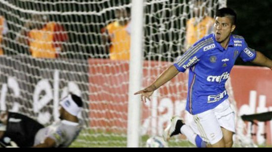 Imagem Palmeiras ignora gramado ruim, goleia e elimina o Conquista da Copa do Brasil
