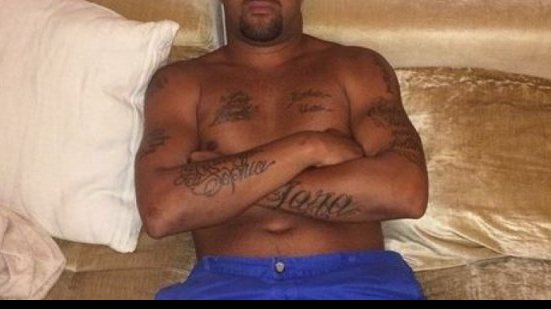 Imagem Adriano Imperador é flagrado entrando em motel com 18 garotas, diz jornal