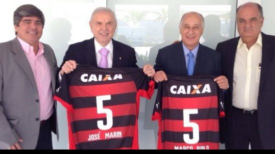 Imagem Presidente do Vitória presenteia dirigentes da CBF com camisas do Leão
