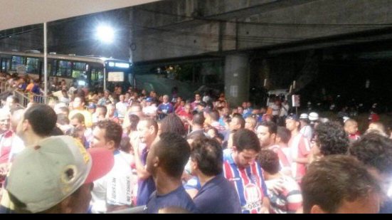 Imagem Torcedores do Bahia voltam a reclamar de filas na Arena