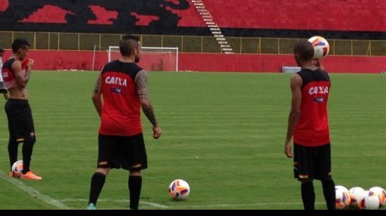 Imagem Em dia de reunião entre Escudero e Drubscky, Vitória faz treino tático