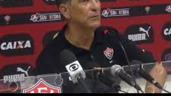 Imagem Drubscky admite atuação ruim, mas faz duras críticas ao gramado do Adauto Moraes