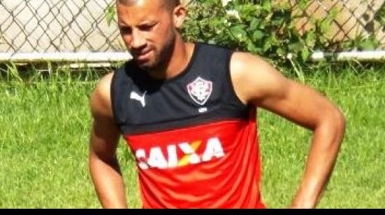 Imagem Vitória se movimenta para contratar zagueiro até o fim da semana